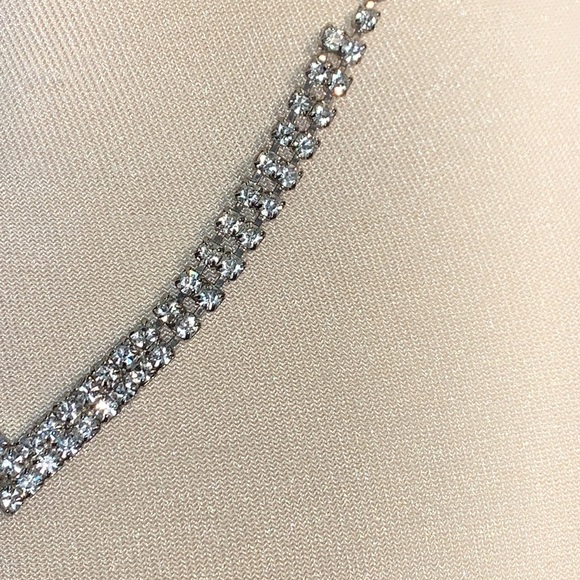 Fabulous vintage V shaped rhinestone necklace. - Picture 4 of 11